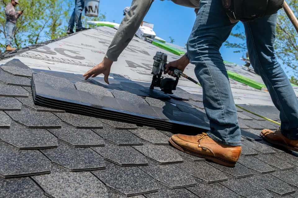 Asphalt shingle fastening detail